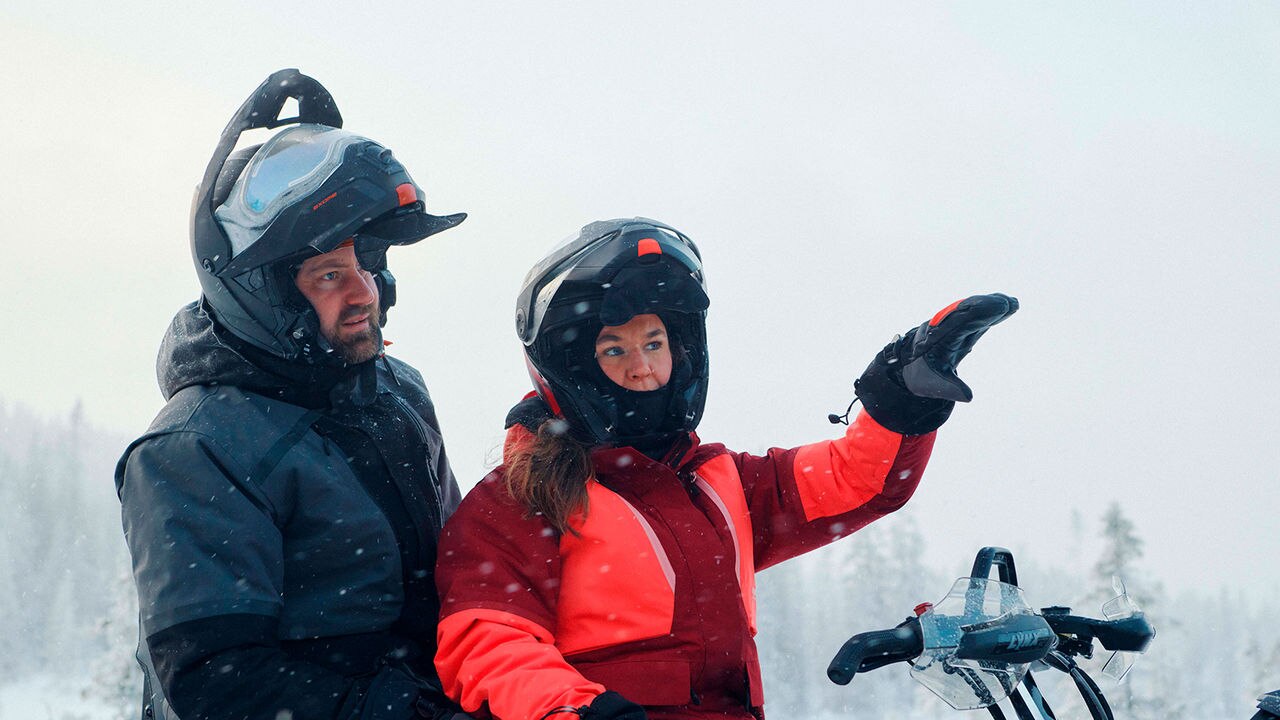 Par iført Lynx Stamina Arctic jakker på snøscooter