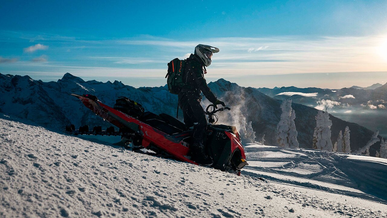 Shredder DS snøscooterparkering i nedoverbakke i fjellet