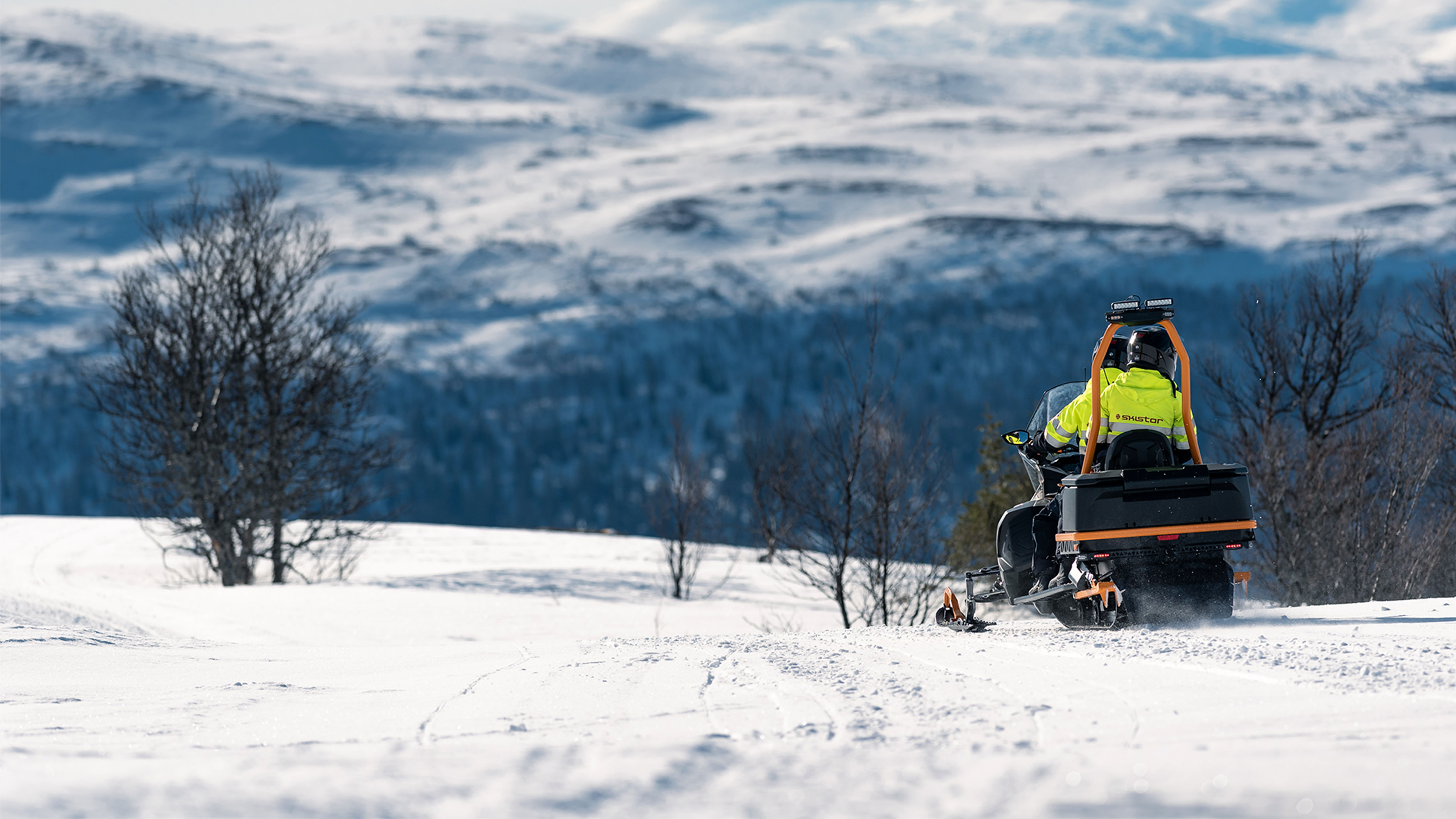 69 Ranger SnowCruiser-snøscooter med fører og en passasjer