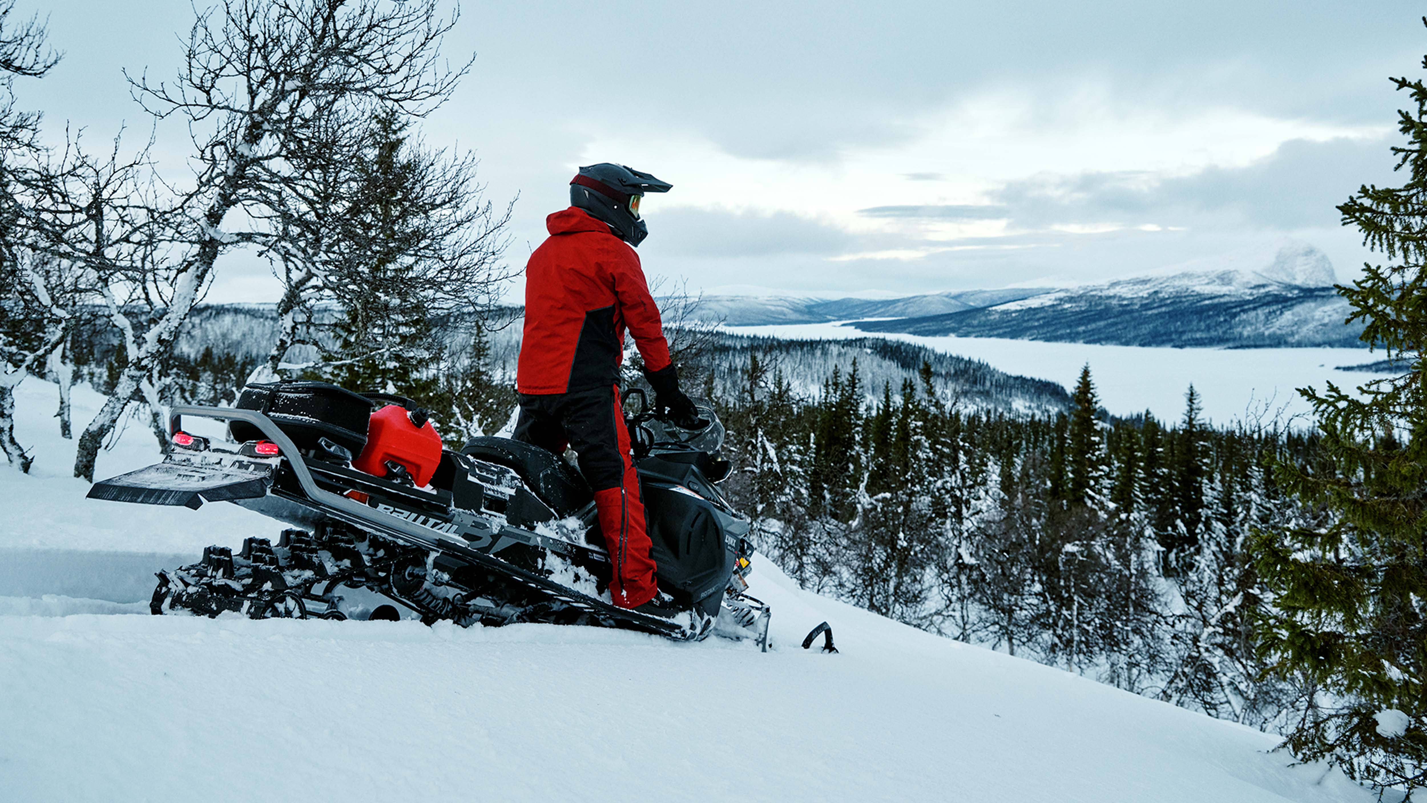 Snøscooterkjører ser på høylandslandskapet på Lynx Brutal RE 2025-snøscooter