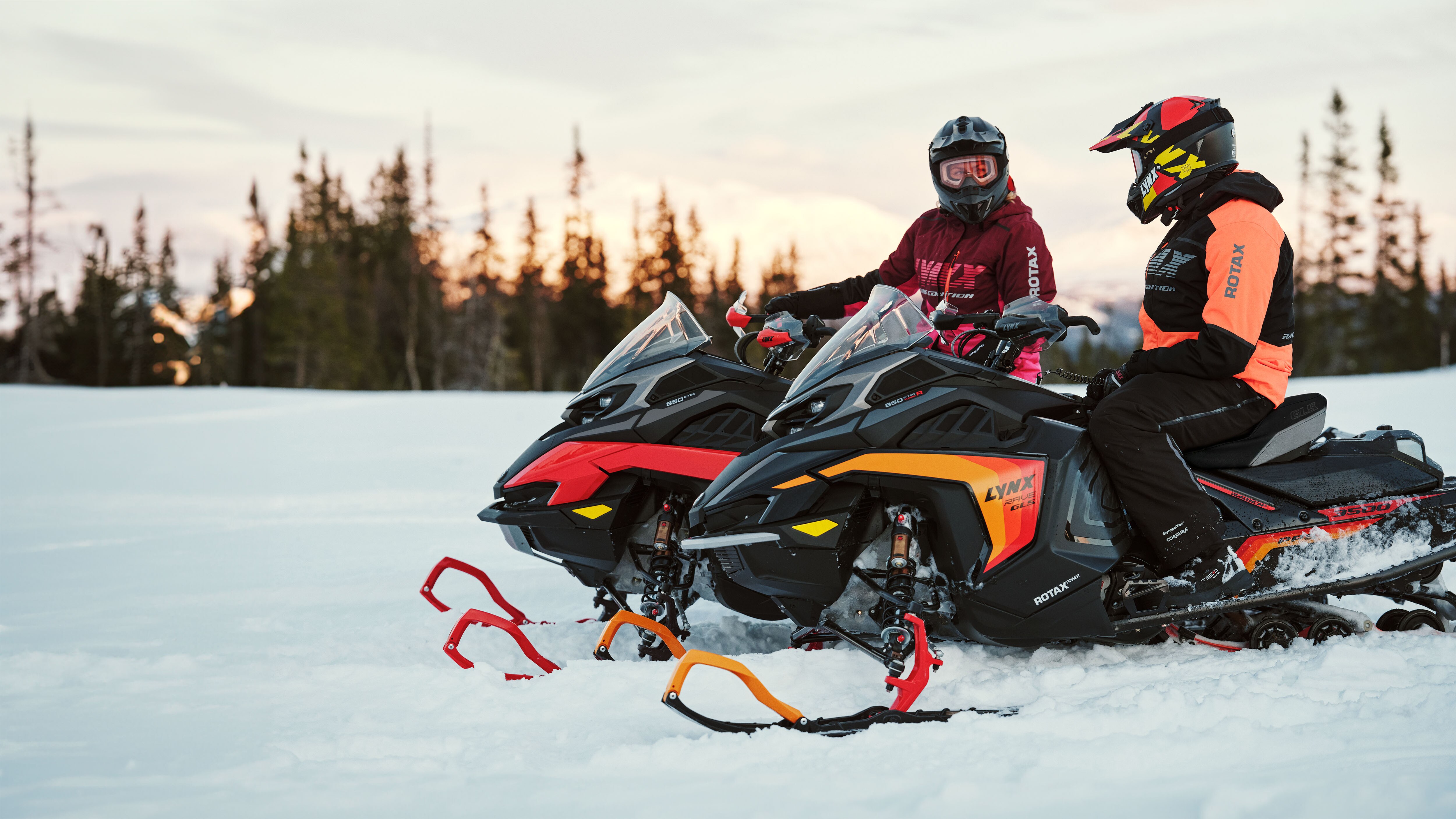 To Lynx MY25-snøscootere på isen