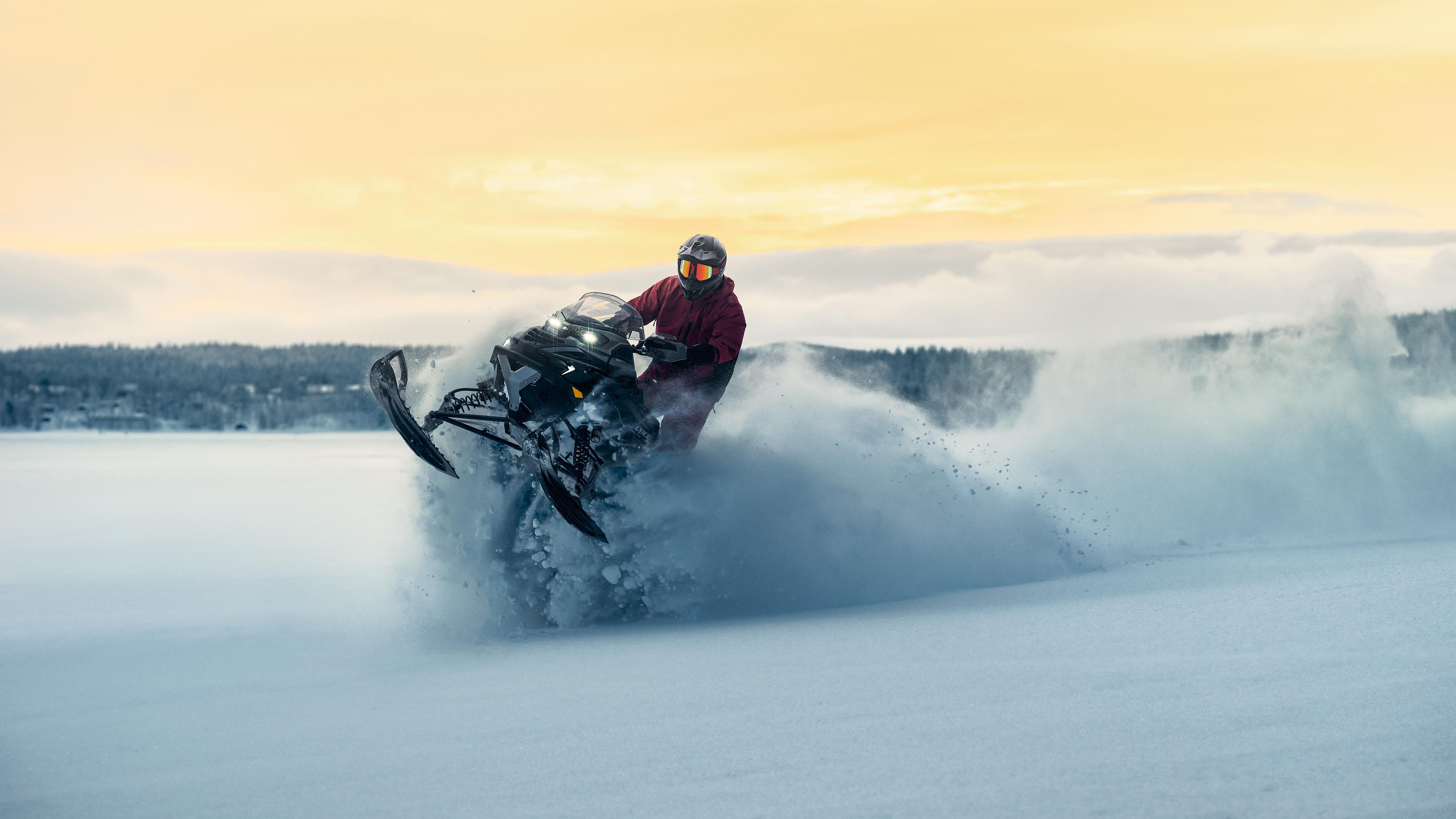 Un homme fait un wheelie dans la neige profonde avec un Lynx Brutal RE