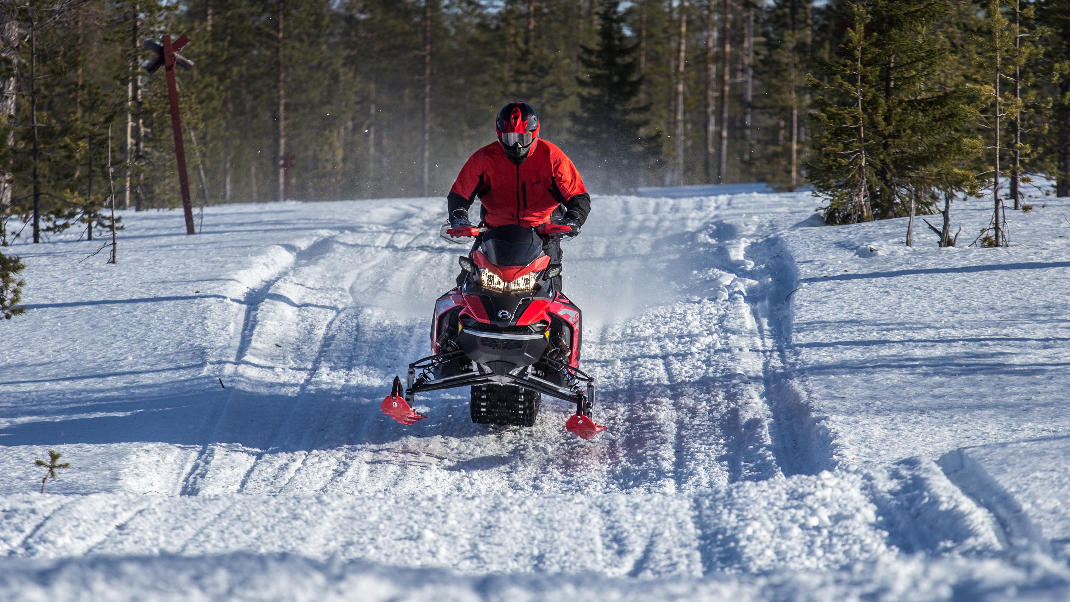 Fotbollsspelaren Sami Hyypiä Lynx snöskoterkörning på ojämn stig