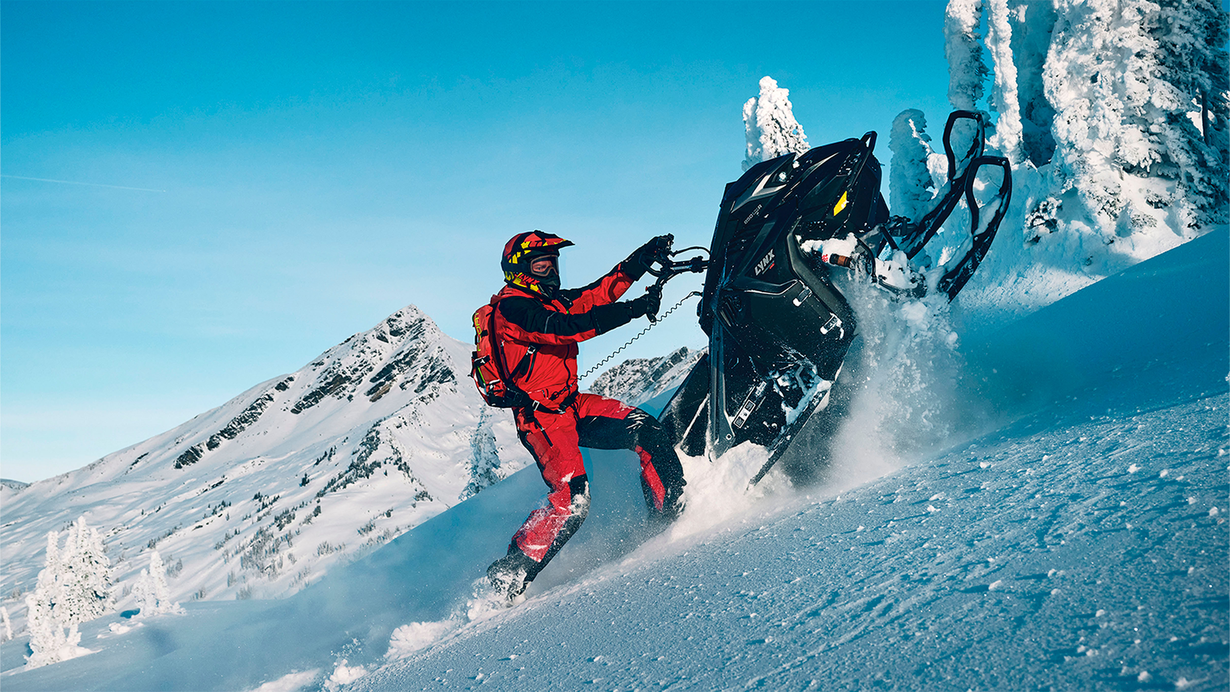 Rider gör ett lufttrick på sin 2023 Lynx snöskoter