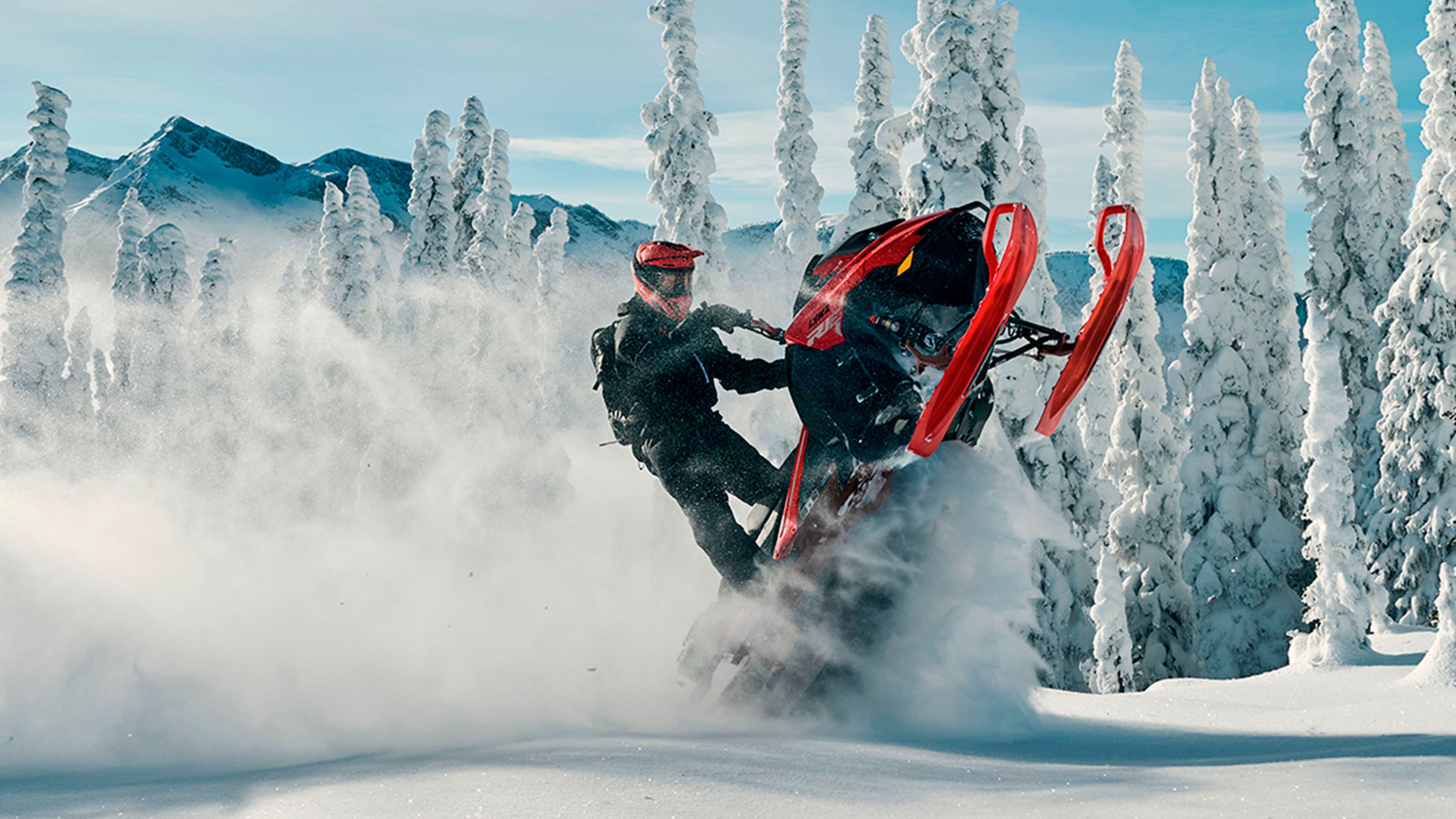 Lynx Shredder RE snøscooter som løfter ski i fjellet