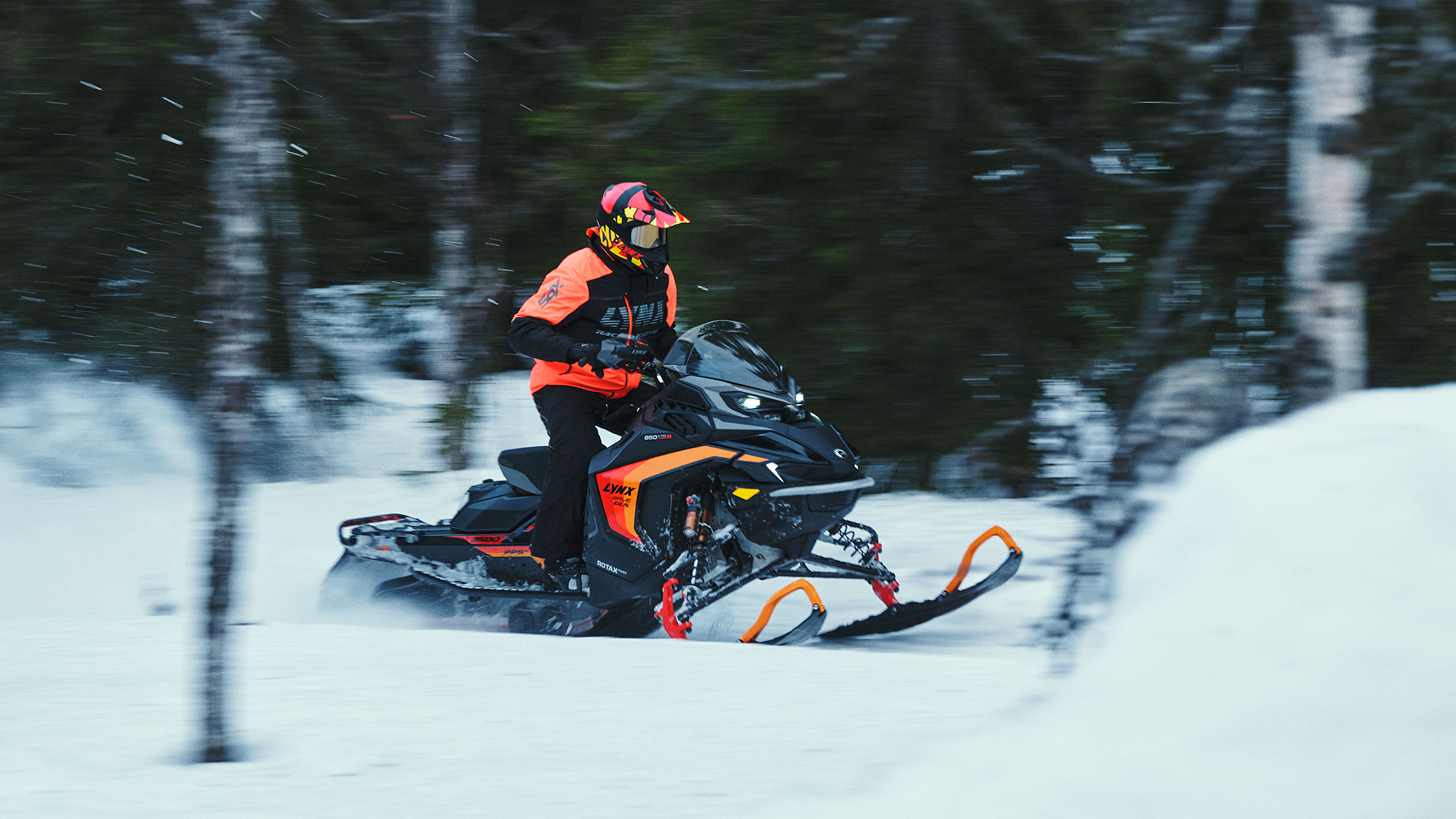 Lynx Rave GLS 2025 snowmobile riding fast on trail