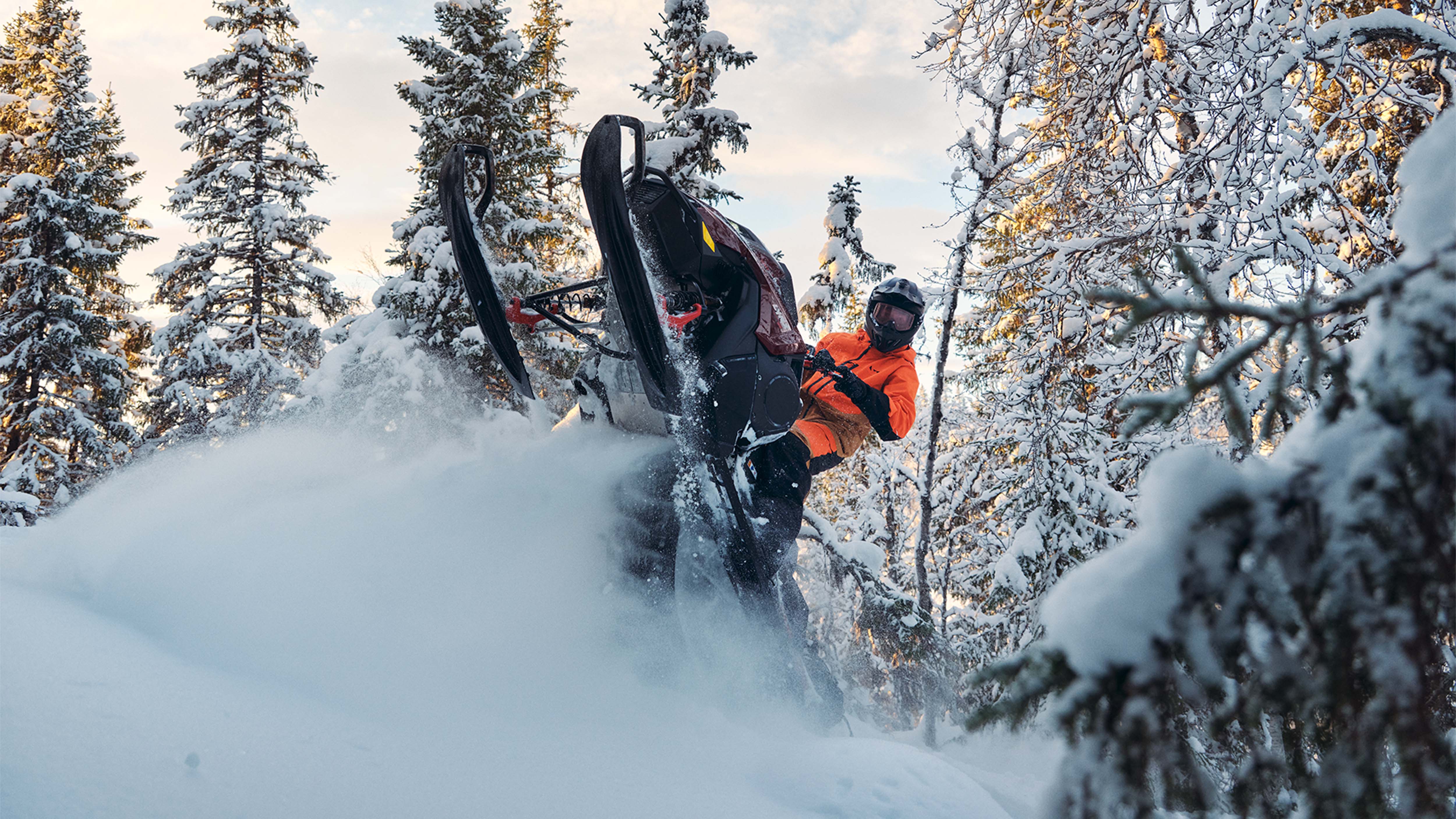Lynx Shredder DS 2025 snøscooter på hjul i dyp snø i skogen
